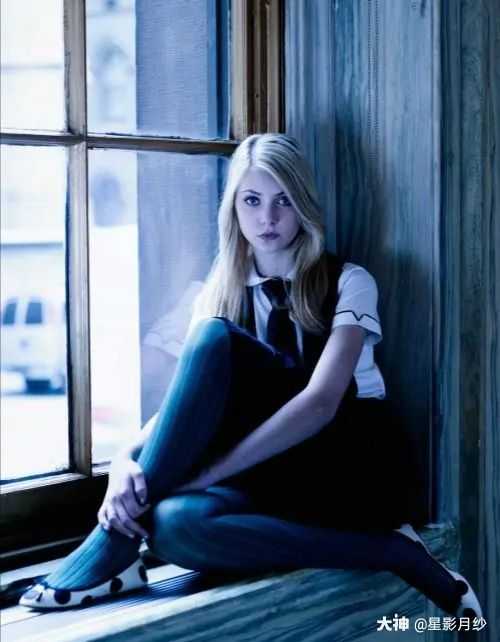 达芙妮·格林格拉斯 (daphne greengrass)是一个纯血统女巫,曾在