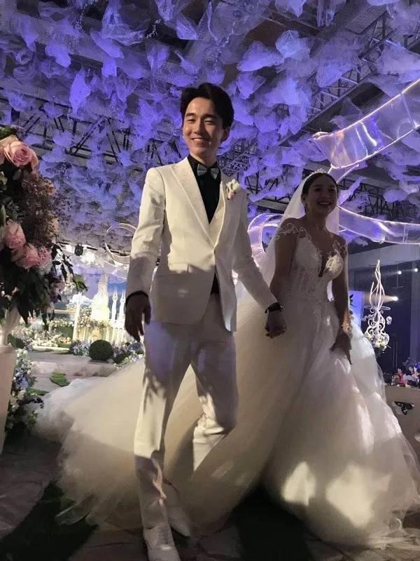 10多年爱情长跑 fly烈哥诠释完美真爱与上面两大兽王的轰轰烈烈相比