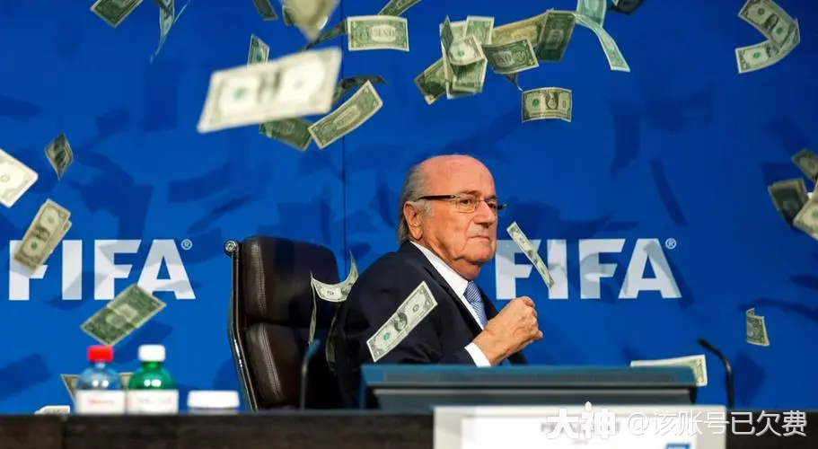 想起布拉特被撒钞票的名场面,以及普拉蒂尼与布拉特的蝇营狗苟,不得不