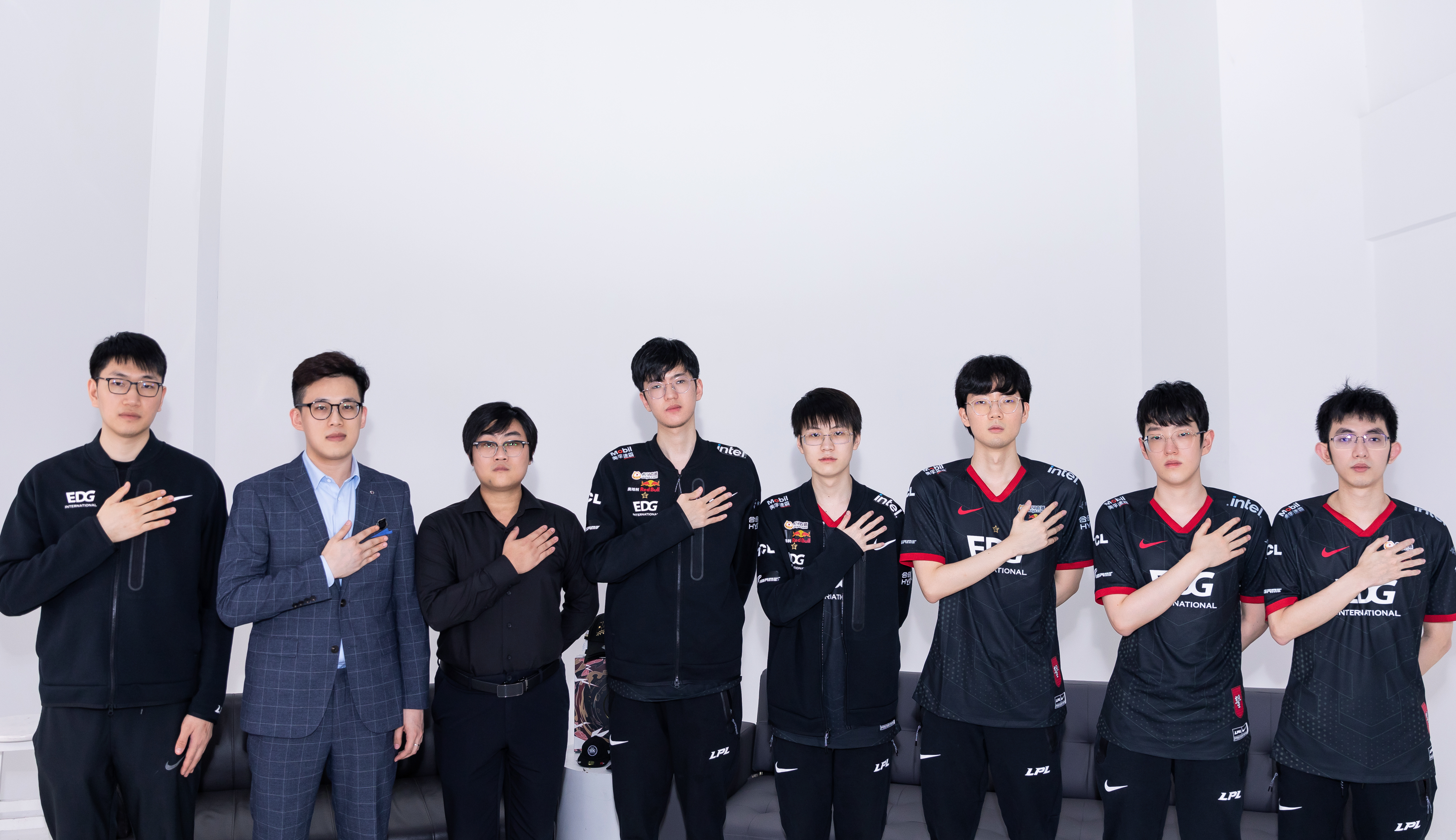 edg全员群访合照原图全员骑士礼真的帅