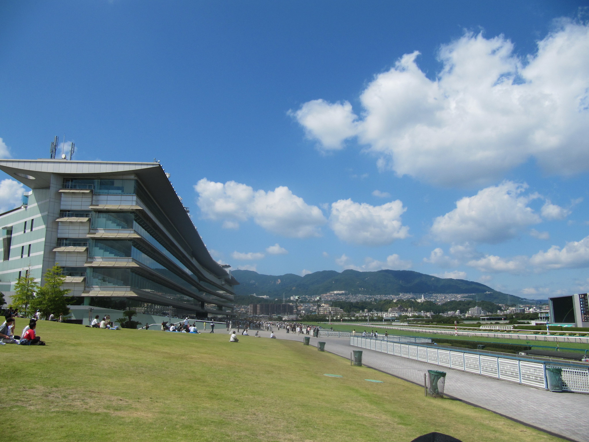 阪神竞马场是位于日本兵库县宝冢市(部分地区位于西宫市内)的赛